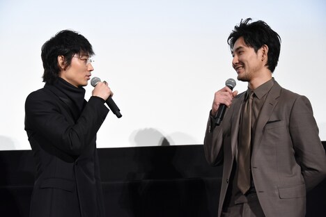 言葉がなかなか出てこない様子の松田龍平(右)に、「大丈夫?」と声をかける綾野剛(左)。