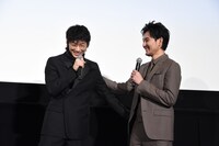 言葉がなかなか出てこない様子の綾野剛（左）をフォローする松田龍平（右）。