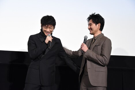 言葉がなかなか出てこない様子の綾野剛(左)をフォローする松田龍平(右)。