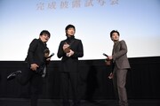 「影裏」完成披露試写会にて、節分にちなんで登壇者が落花生を投げる様子。