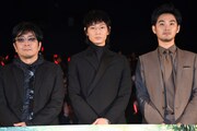 左から大友啓史、綾野剛、松田龍平。