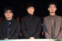 左から大友啓史、綾野剛、松田龍平。