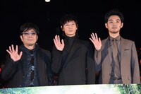 「影裏」完成披露試写会の様子。左から大友啓史、綾野剛、松田龍平。