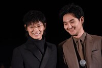 左から綾野剛、松田龍平。