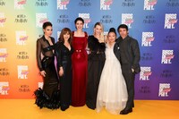 「ハーレイ・クインの華麗なる覚醒 BIRDS OF PREY」ロンドンプレミアの様子。左からジャーニー・スモレット＝ベル、ロージー・ぺレス、メアリー・エリザベス・ウィンステッド、マーゴット・ロビー、エラ・ジェイ・バスコ、クリス・メッシーナ。