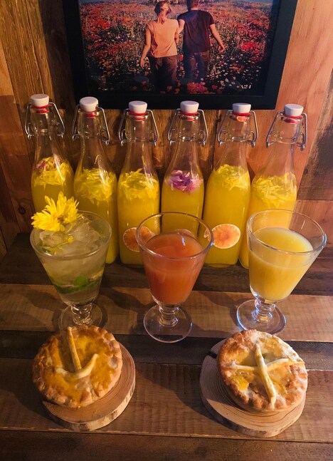 Cafe＆Bar BIG FISHで販売されるコラボメニュー。May Queen（中央左）、Love lunes（恋の呪文 / 中央）、Skal（祝杯 / 中央右）、Meat Pie（下）。