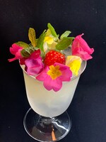 八月の鯨で販売されるミッドサマー（公開前限定版）。