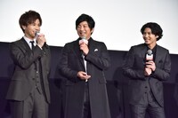 岩田剛典（左）と賀来賢人（右）に“苦言”を呈する大沢たかお（中央）。