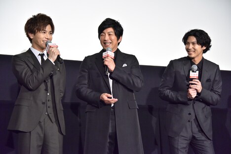岩田剛典（左）と賀来賢人（右）に“苦言”を呈する大沢たかお（中央）。