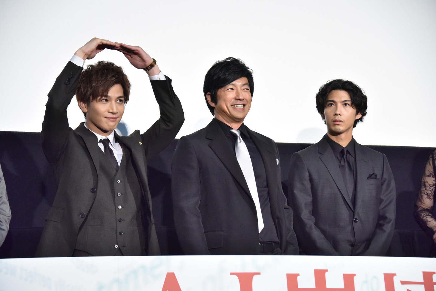 観客の写真撮影にOKサインを出す岩田剛典（左）。