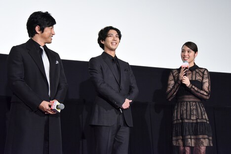 左から大沢たかお、賀来賢人、広瀬アリス。