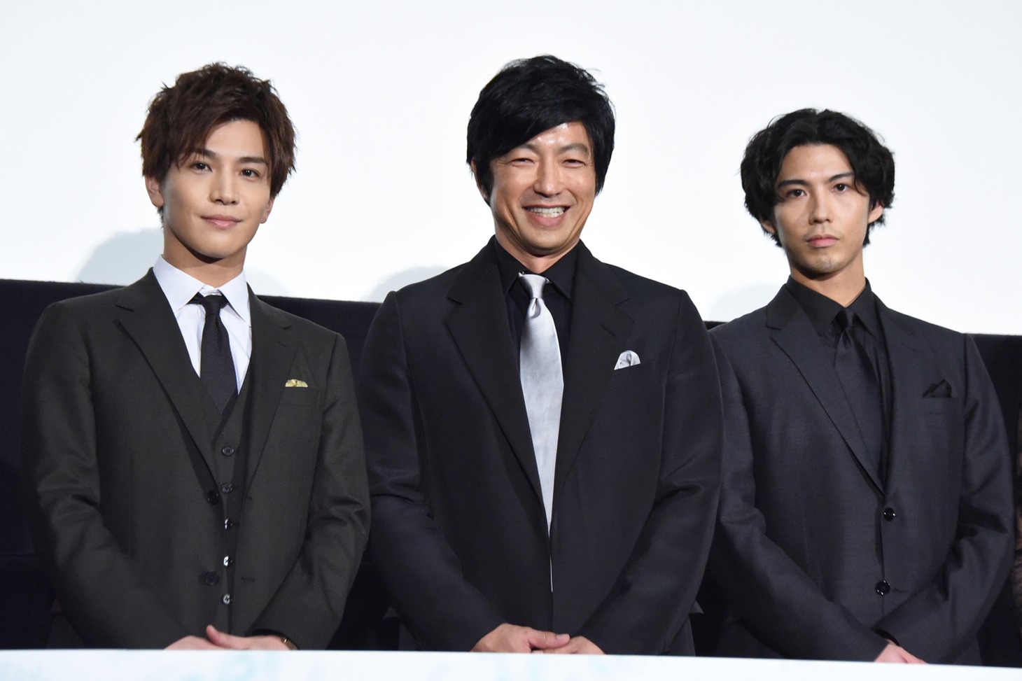 「AI崩壊」初日舞台挨拶の様子。左から岩田剛典、大沢たかお、賀来賢人。