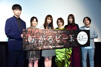 「転がるビー玉」舞台挨拶の様子。左から笠松将、今泉佑唯、吉川愛、萩原みのり、大野いと、宇賀那健一。