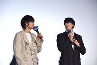 左から北村匠海、新田真剣佑。