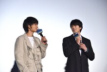 左から北村匠海、新田真剣佑。