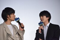 左から北村匠海、新田真剣佑。