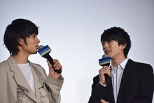 左から北村匠海、新田真剣佑。