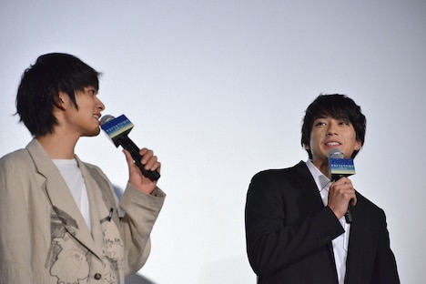 左から北村匠海、新田真剣佑。