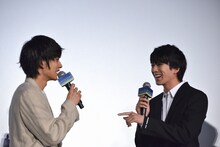 左から北村匠海、新田真剣佑。
