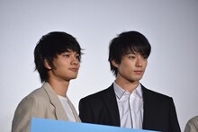 左から北村匠海、新田真剣佑。