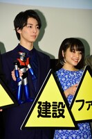 左から高杉真宙、岸井ゆきの。