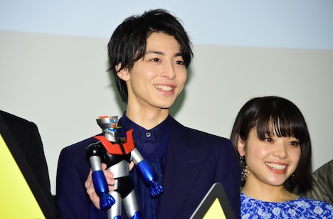 左から高杉真宙、岸井ゆきの。