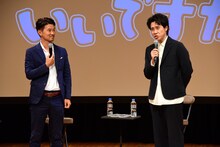 左から豪田トモ、大泉洋。