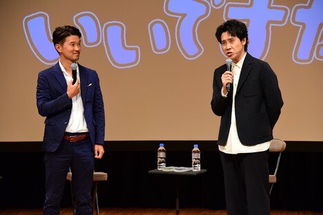 左から豪田トモ、大泉洋。