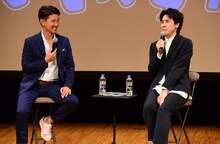 左から豪田トモ、大泉洋。