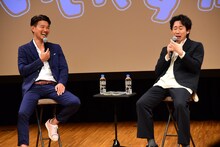 左から豪田トモ、大泉洋。