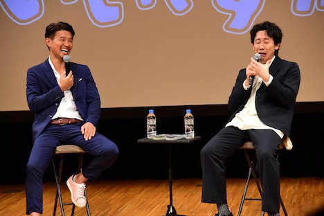 左から豪田トモ、大泉洋。