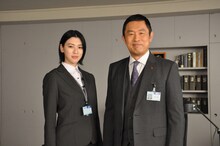 「警視庁・捜査一課長2020」より、左から三吉彩花演じる妹尾萩、内藤剛志演じる大岩純一。