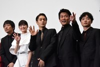 観客の撮影タイムで手を振るキャストたち。