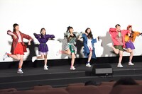 主題歌「ぐるぐる」を披露するGirls2。