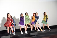 主題歌「ぐるぐる」を披露するGirls2。