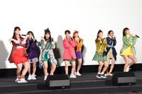 主題歌「ぐるぐる」を披露するGirls2。