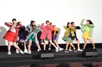 主題歌「ぐるぐる」を披露するGirls2。