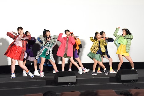 主題歌「ぐるぐる」を披露するGirls2。