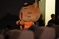 Girls2のパフォーマンスを見守る坂本龍馬。