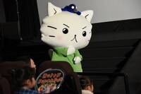 Girls2のパフォーマンスにあわせて踊るフク。