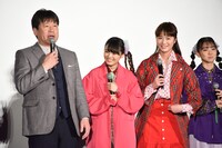 Girls2のメンバーになり切ってパフォーマンスの感想を述べる佐藤二朗（左）。