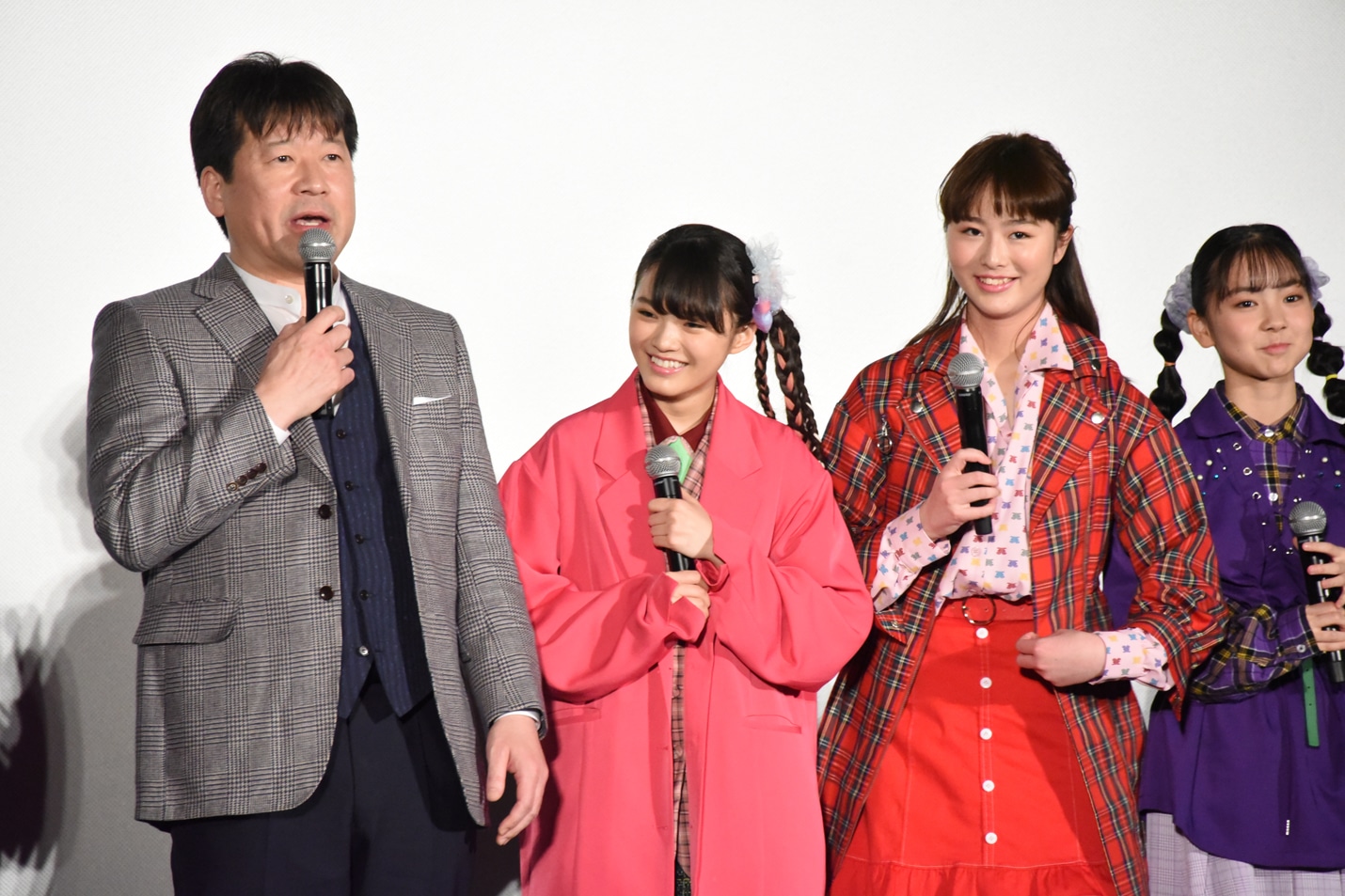 Girls2のメンバーになり切ってパフォーマンスの感想を述べる佐藤二朗（左）。