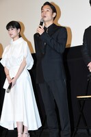 左から小西桜子、窪田正孝。