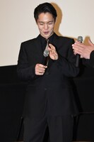 切れてしまったマイクを確認する窪田正孝。