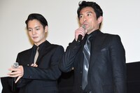 左から窪田正孝、内野聖陽。