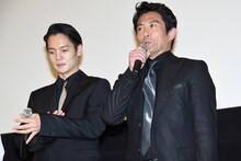 左から窪田正孝、内野聖陽。