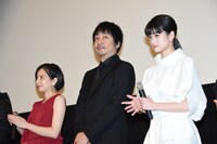 左からベッキー、大森南朋、小西桜子。