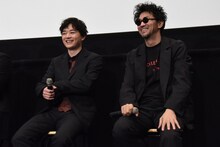 左から染谷将太、村上淳。