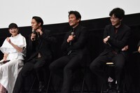 左から小西桜子、窪田正孝、内野聖陽、染谷将太。
