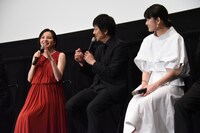左からベッキー、大森南朋、小西桜子。